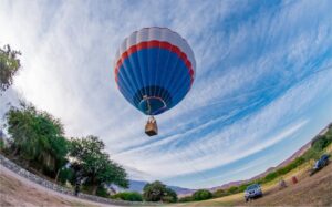 PASEO EN GLOBO SOBRE VIÑEDOS EN CAFAYATE